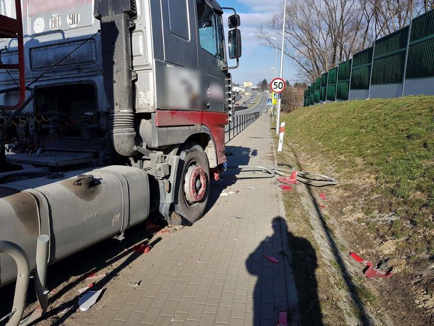 Na Podkarpackiej w Krośnie samochodem ciężarowym  wjechał w barierki