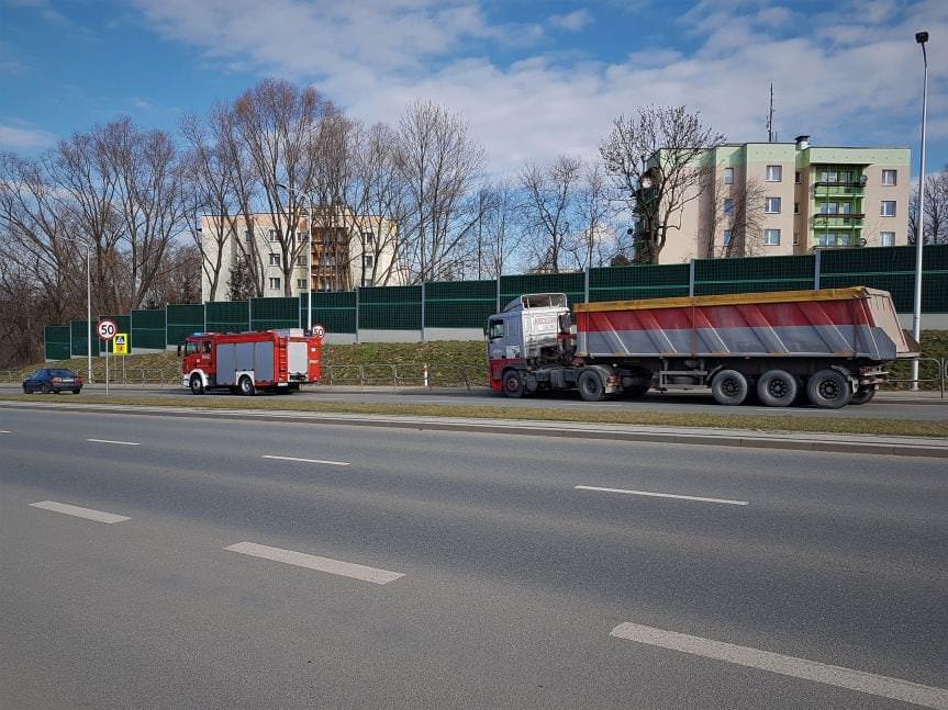 Na Podkarpackiej w Krośnie samochodem ciężarowym  wjechał w barierki