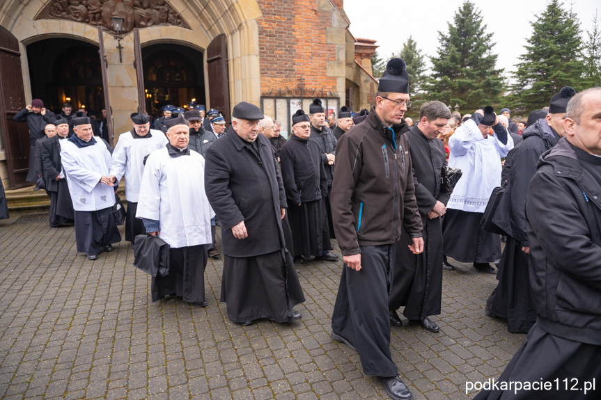 Pogrzeb ks. Henryka Czajki w Niewodnej