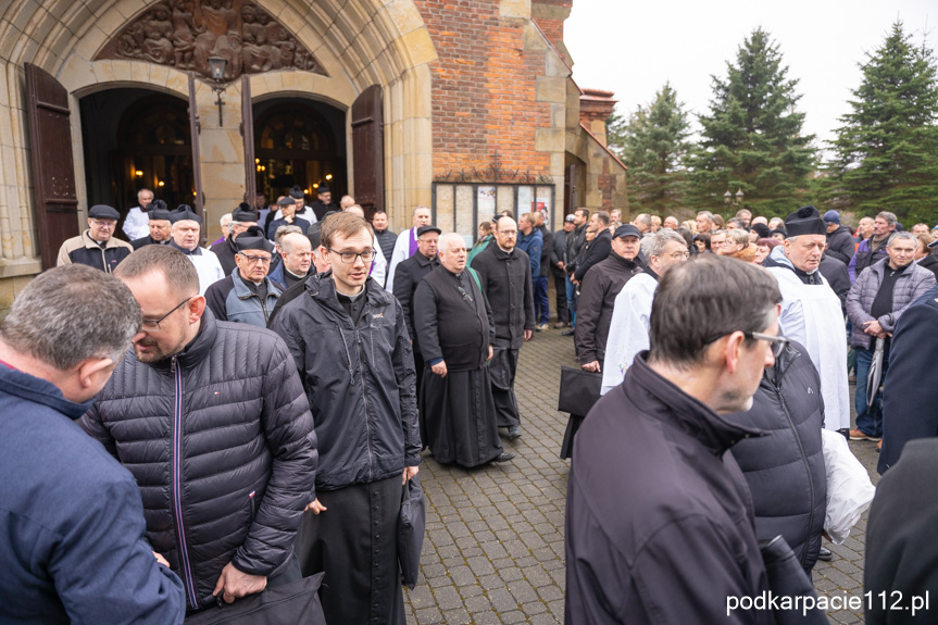 Pogrzeb ks. Henryka Czajki w Niewodnej