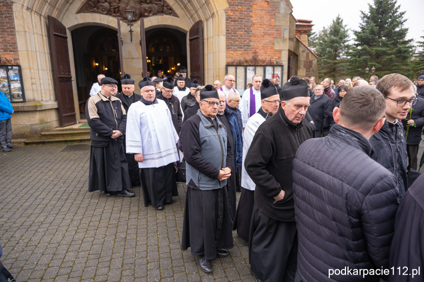 Pogrzeb ks. Henryka Czajki w Niewodnej