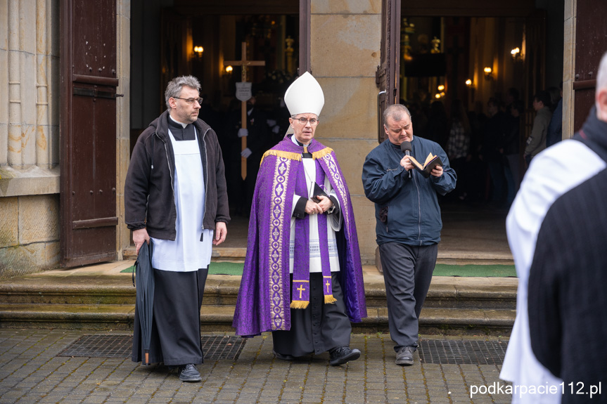 Pogrzeb ks. Henryka Czajki w Niewodnej