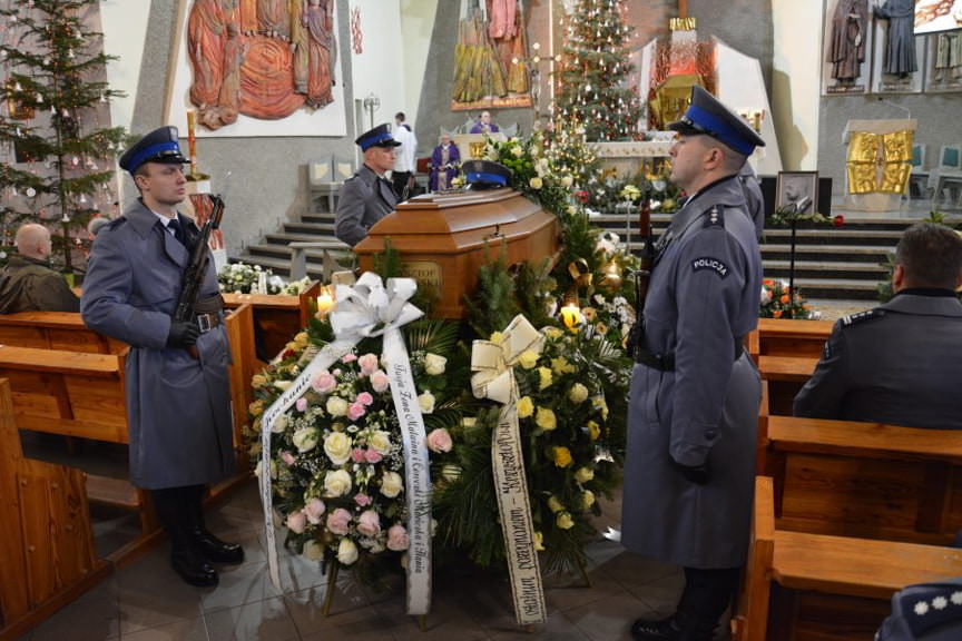 Pogrzeb policjanta, który zginął w wypadku między Trześnią, a Gorzycami