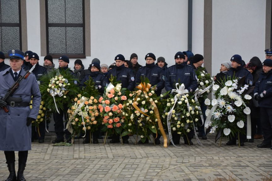 Pogrzeb policjanta, który zginął w wypadku między Trześnią, a Gorzycami