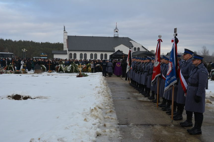 Pogrzeb policjanta, który zginął w wypadku między Trześnią, a Gorzycami