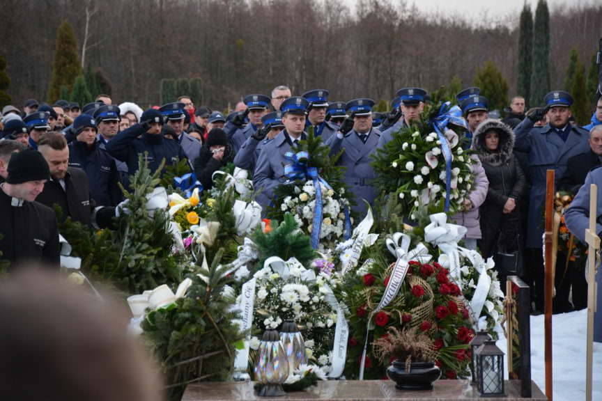 Pogrzeb policjanta, który zginął w wypadku między Trześnią, a Gorzycami