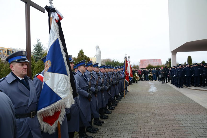 Pogrzeb policjanta, który zginął w wypadku między Trześnią, a Gorzycami