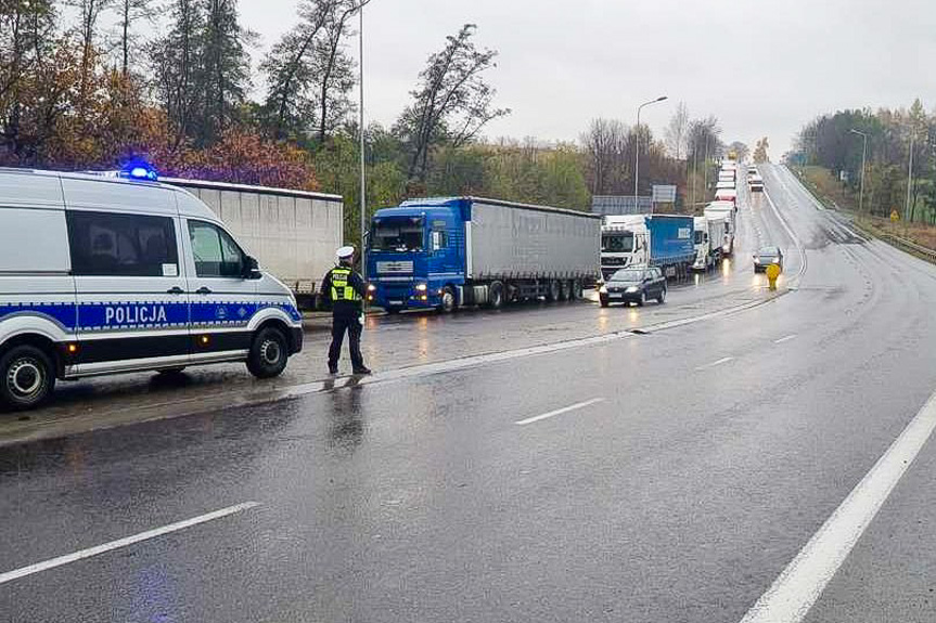 Policjanci dbają o bezpieczeństwo w związku z protestem