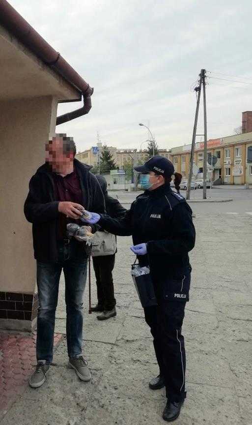 Policjantki rozdawały maseczki ochronę