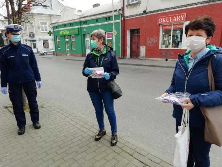 Policjantki rozdawały maseczki ochronę