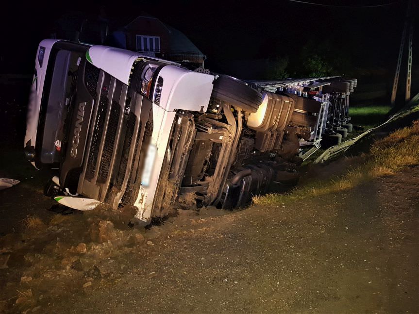 Potok. Samochód ciężarowy wypadł z drogi