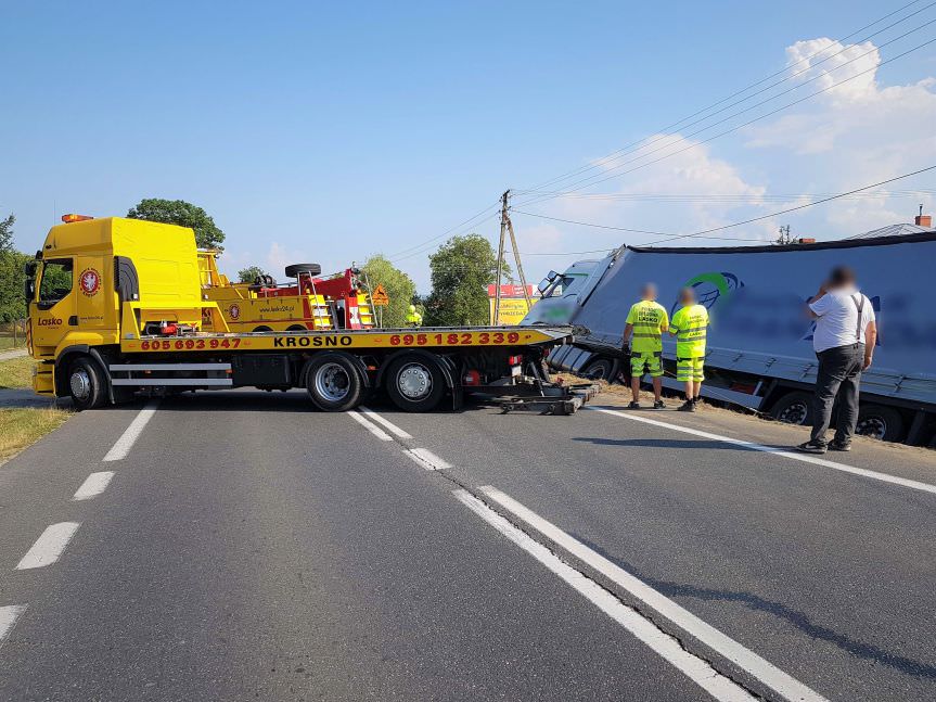 Potok. Samochód ciężarowy wypadł z drogi