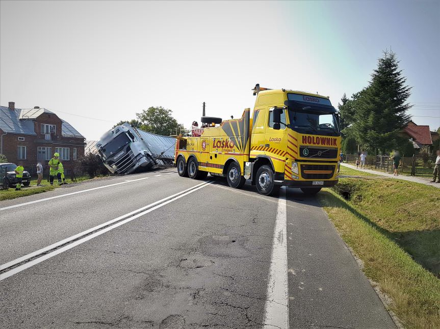 Potok. Samochód ciężarowy wypadł z drogi