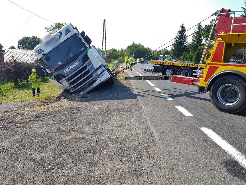 Potok. Samochód ciężarowy wypadł z drogi