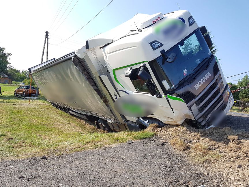 Potok. Samochód ciężarowy wypadł z drogi