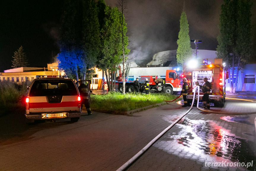 Pożar hali produkcyjnej w Krośnie