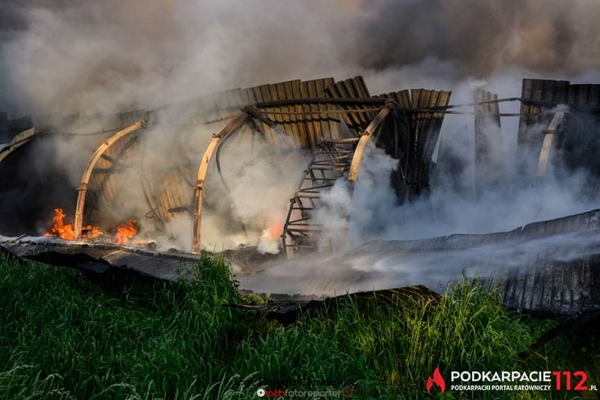 Pożar hurtowni z oponami w Markowej