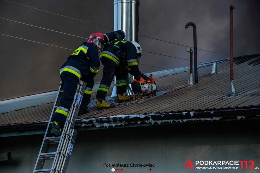 Pożar hurtowni z oponami w Markowej