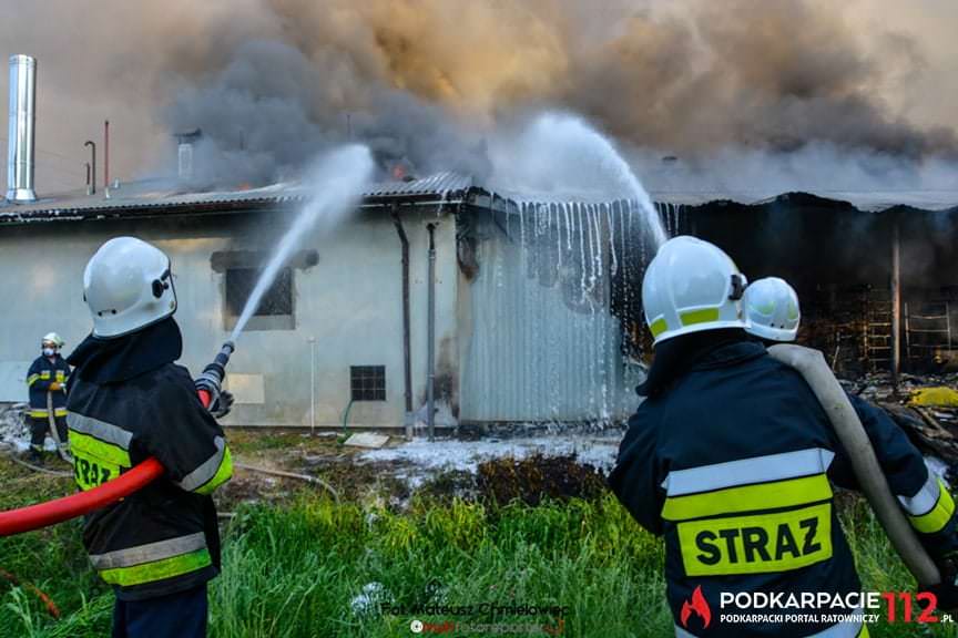 Pożar hurtowni z oponami w Markowej