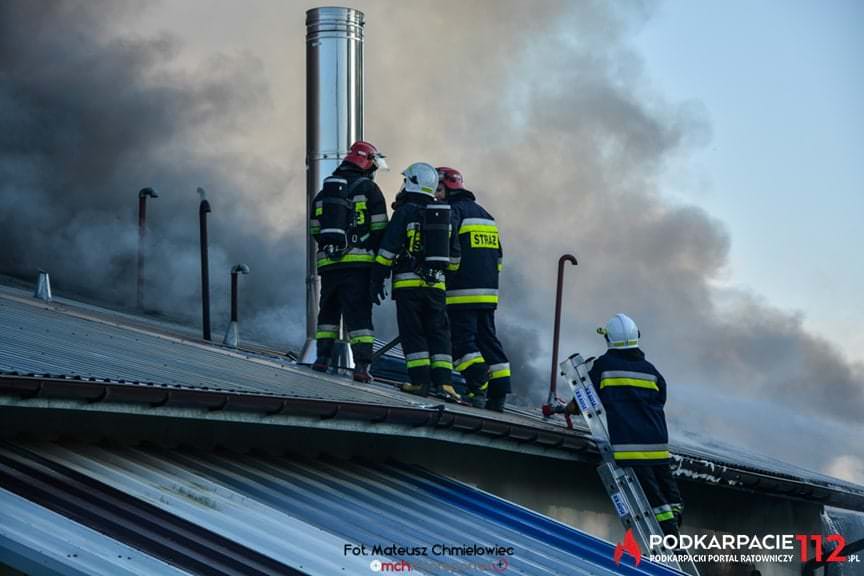 Pożar hurtowni z oponami w Markowej