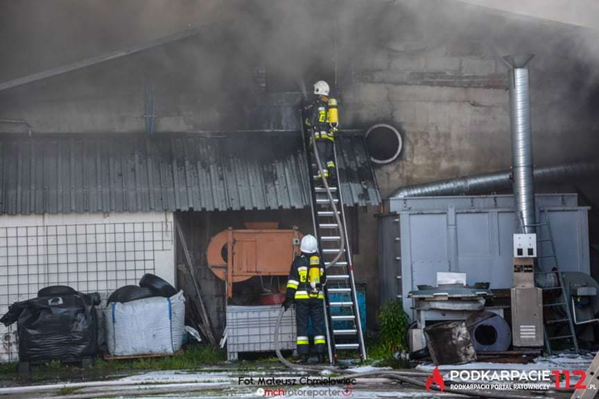 Pożar hurtowni z oponami w Markowej