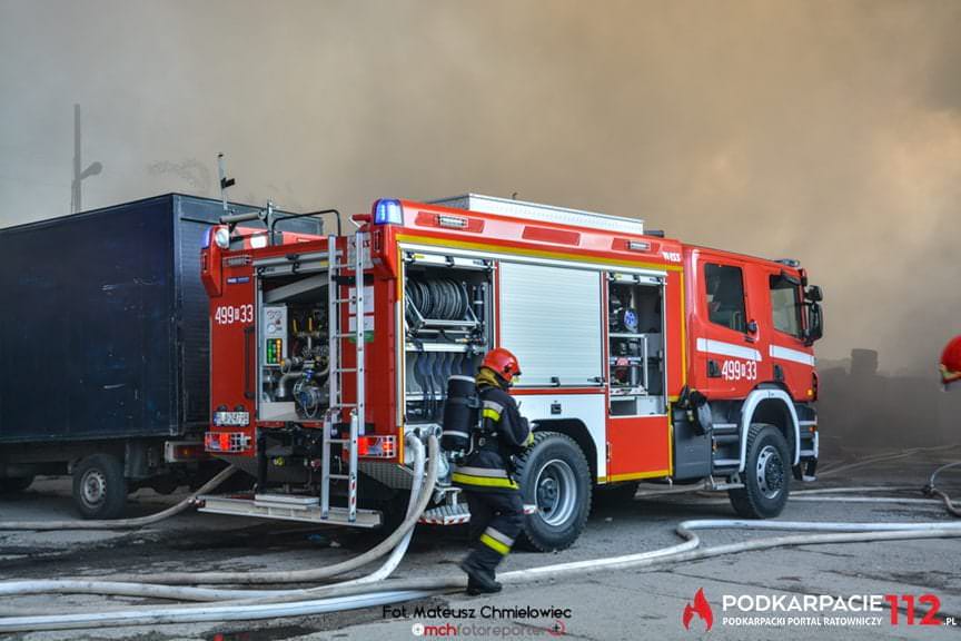 Pożar hurtowni z oponami w Markowej