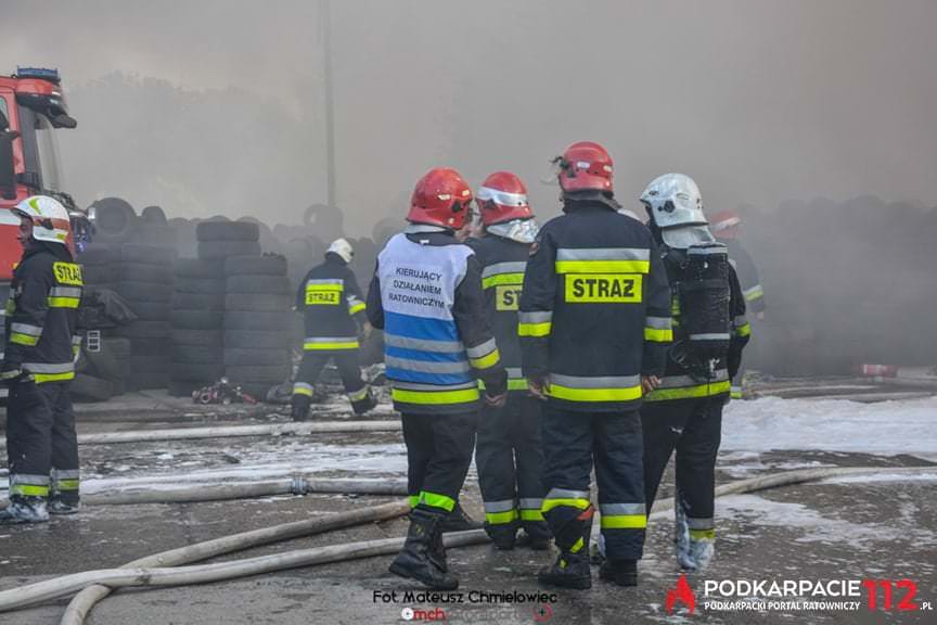 Pożar hurtowni z oponami w Markowej