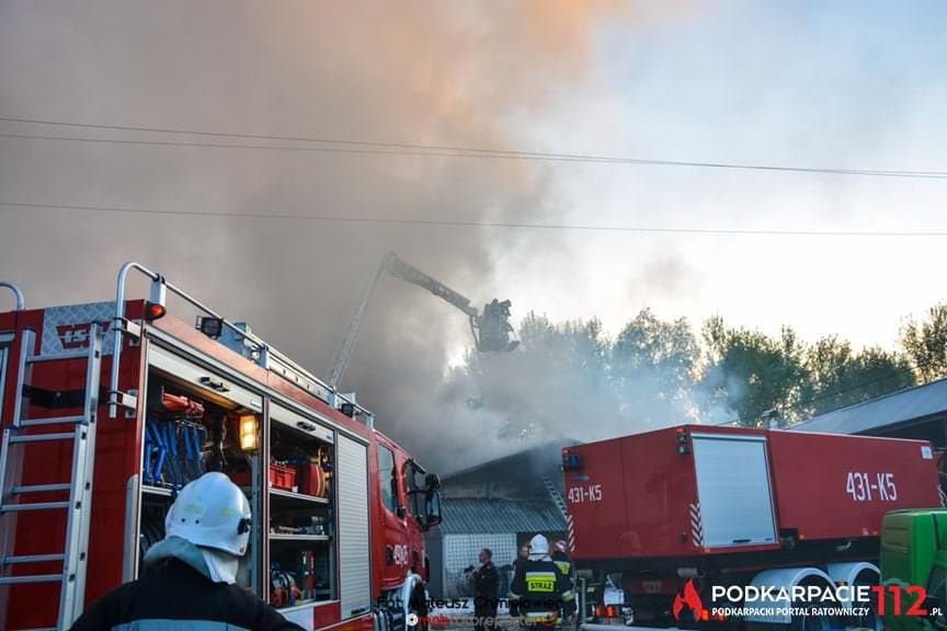 Pożar hurtowni z oponami w Markowej