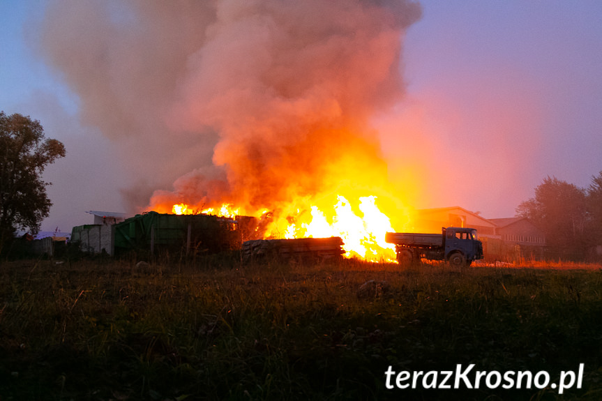 Pożar na terenie sortowni śmieci w Wolicy