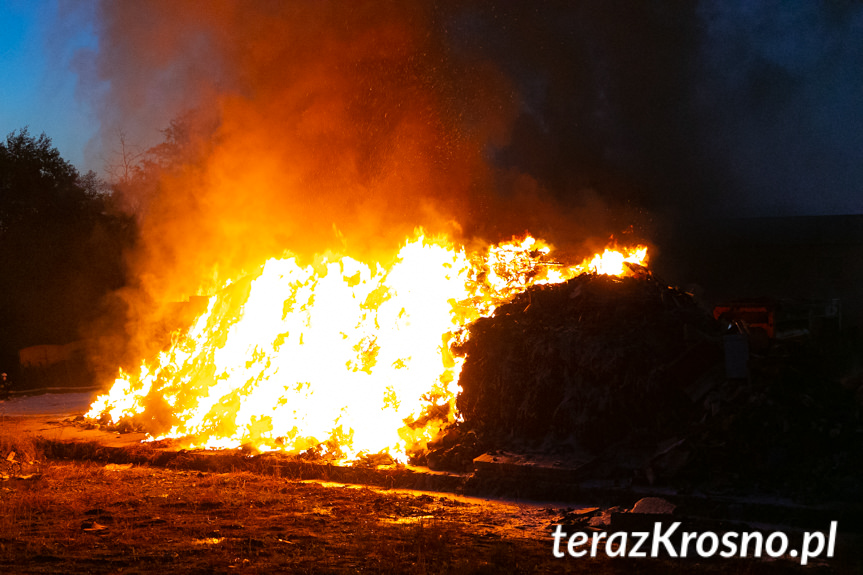 Pożar na terenie sortowni śmieci w Wolicy