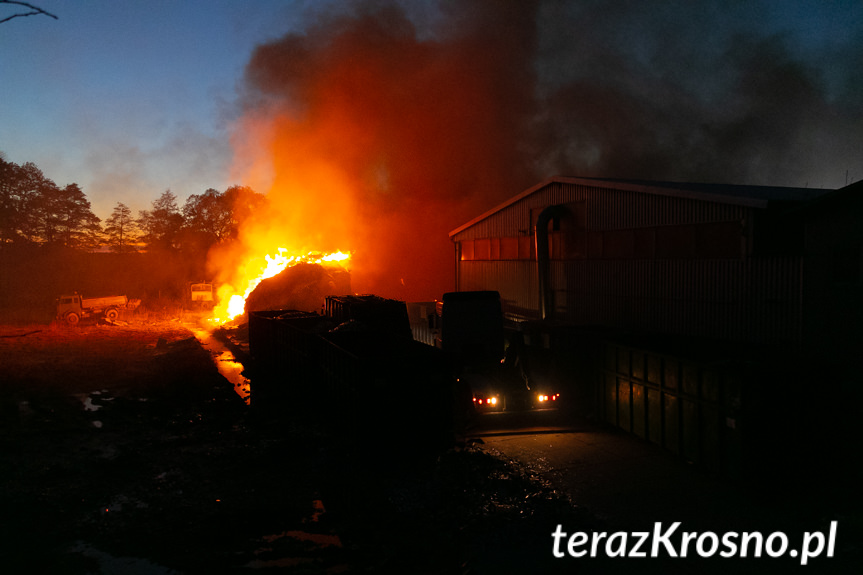 Pożar na terenie sortowni śmieci w Wolicy