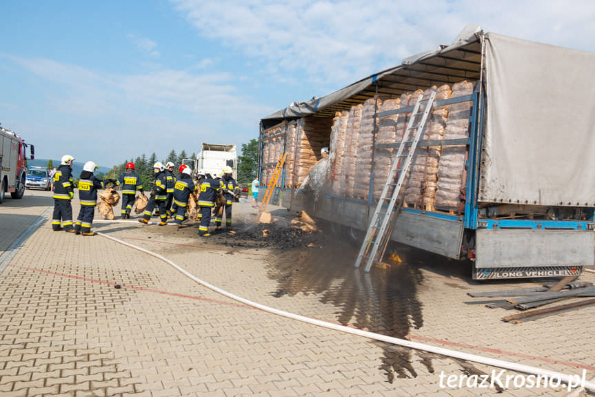 Pożar naczepy z węglem drzewnym