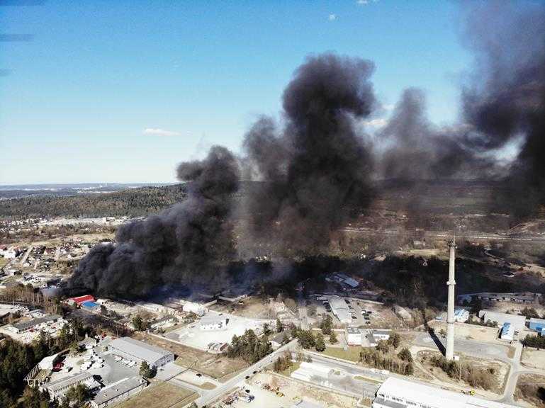 Pożar nielegalnego składowiska chemikaliów 