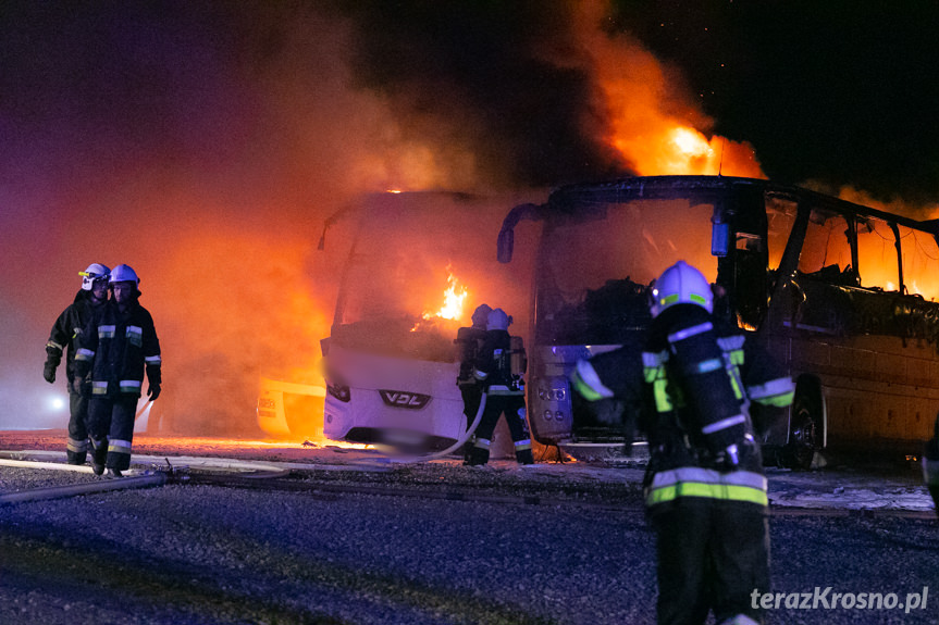 Pożar w Krośnie. Na zajezdni spłonęło kilka autokarów