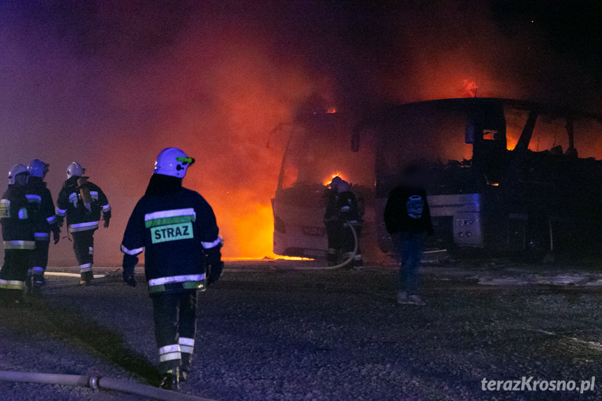 Pożar w Krośnie. Na zajezdni spłonęło kilka autokarów