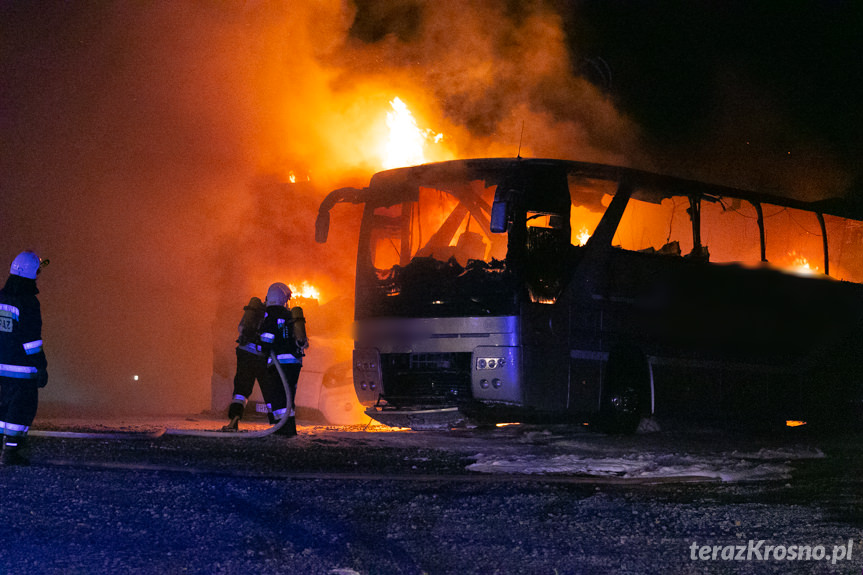 Pożar w Krośnie. Na zajezdni spłonęło kilka autokarów