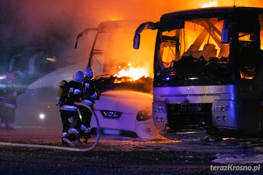 Pożar w Krośnie. Na zajezdni spłonęło kilka autokarów