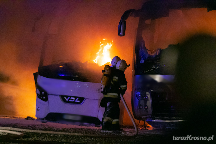 Pożar w Krośnie. Na zajezdni spłonęło kilka autokarów