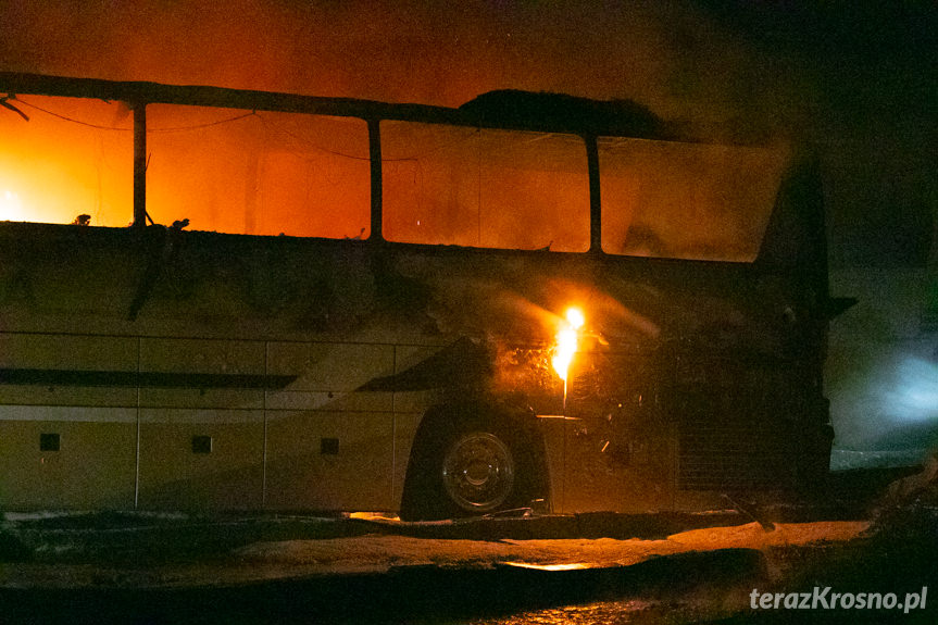 Pożar w Krośnie. Na zajezdni spłonęło kilka autokarów