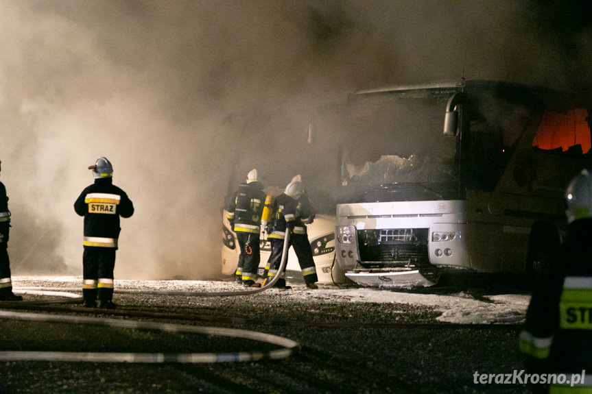 Pożar w Krośnie. Na zajezdni spłonęło kilka autokarów