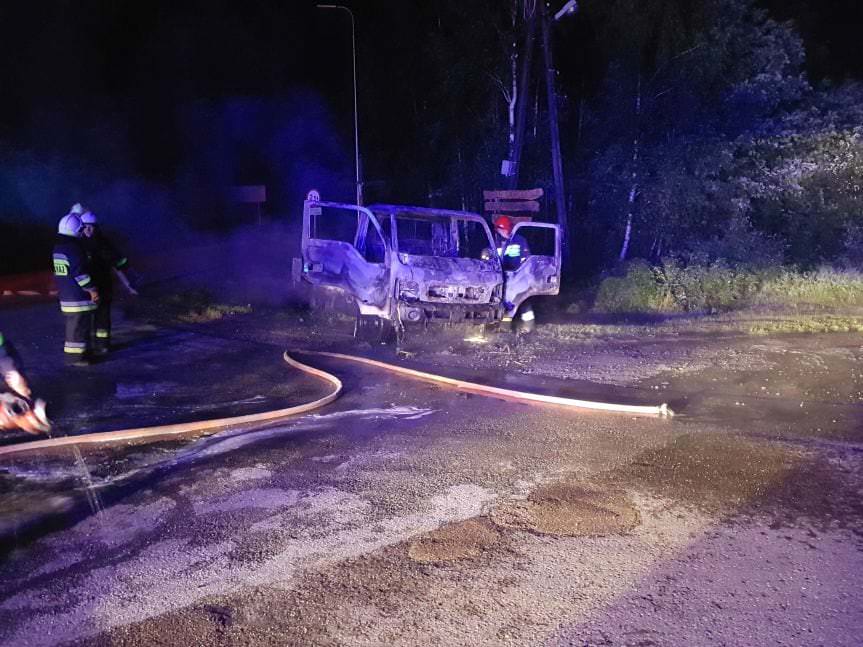 Pożar w Węglówce. Spłonął samochód dostawczy