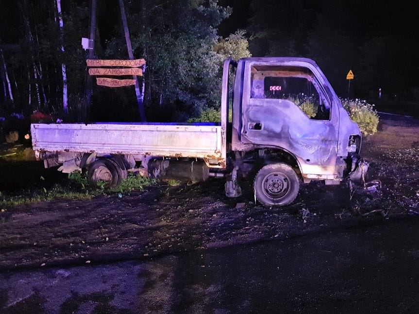 Pożar w Węglówce. Spłonął samochód dostawczy