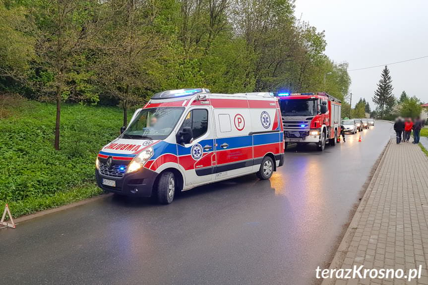 Rogi. Kierujący audi uderzył w drzewo