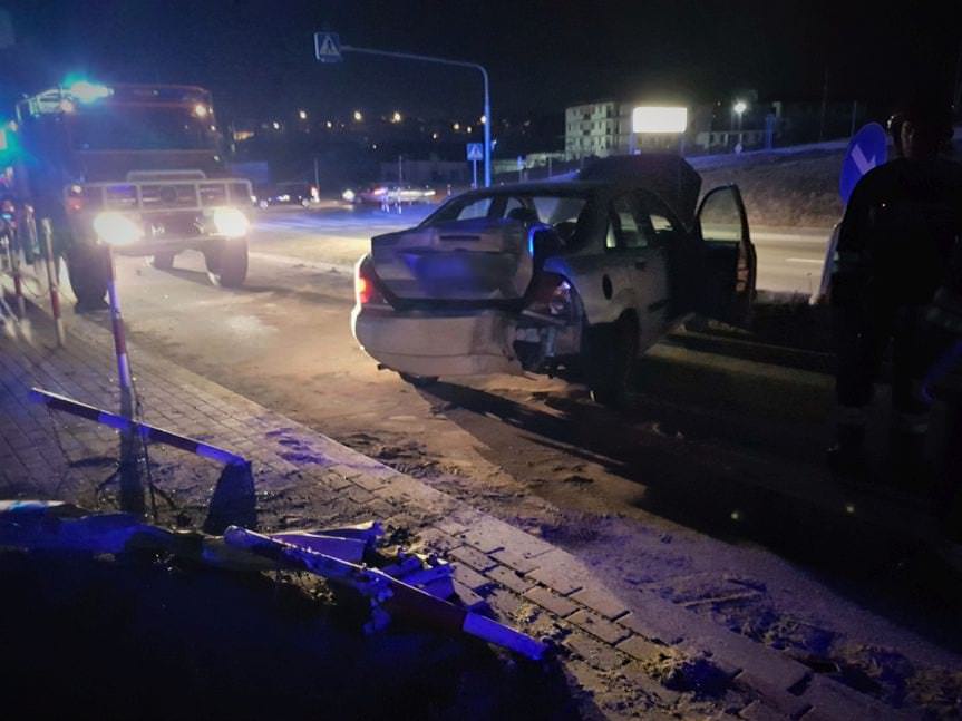 Stracił panowanie nad pojazdem i uderzył w latarnie