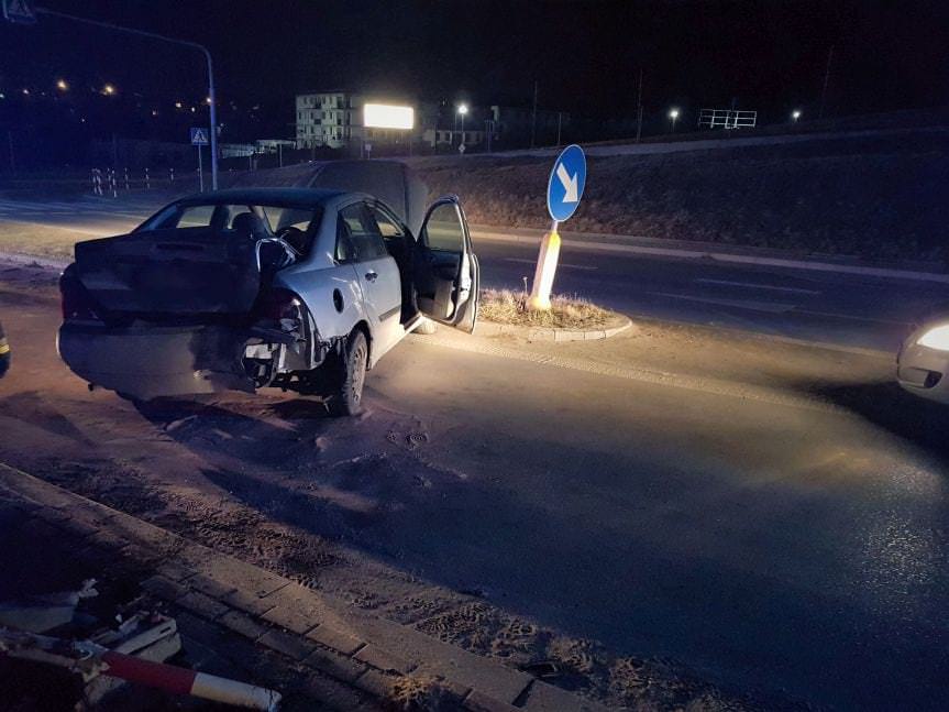 Stracił panowanie nad pojazdem i uderzył w latarnie