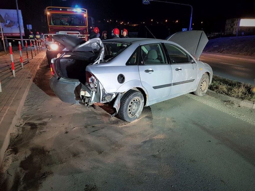 Stracił panowanie nad pojazdem i uderzył w latarnie