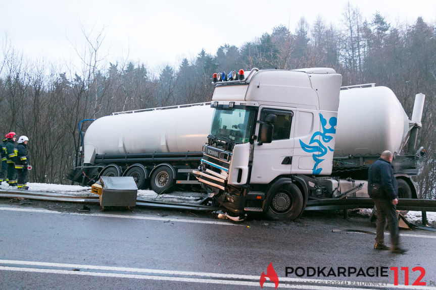 Tir poza drogą w Komborni