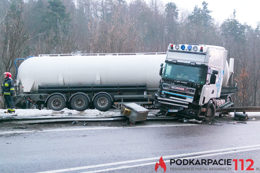 Tir poza drogą w Komborni