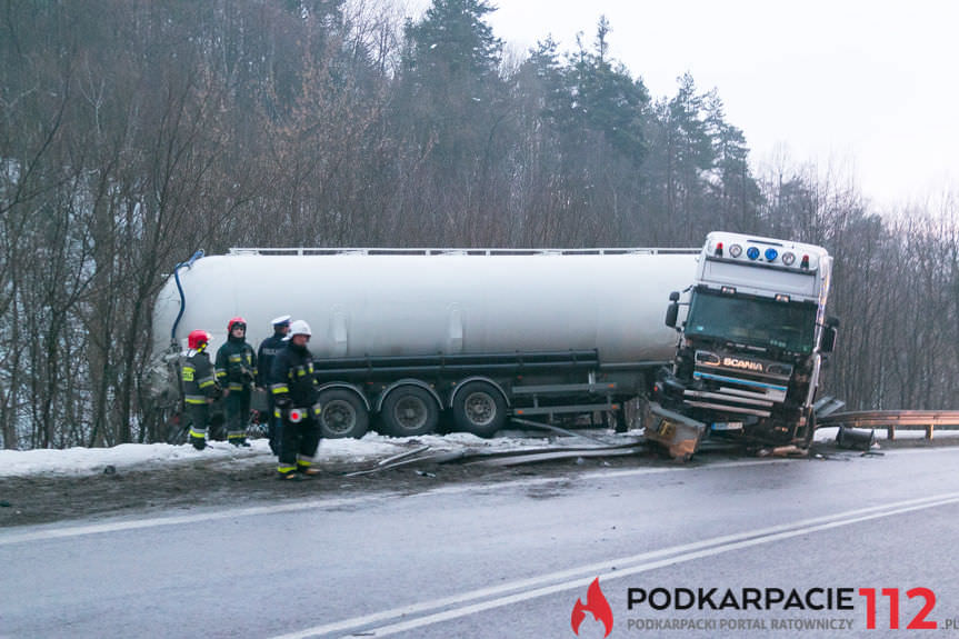 Tir poza drogą w Komborni