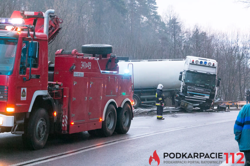 Tir poza drogą w Komborni